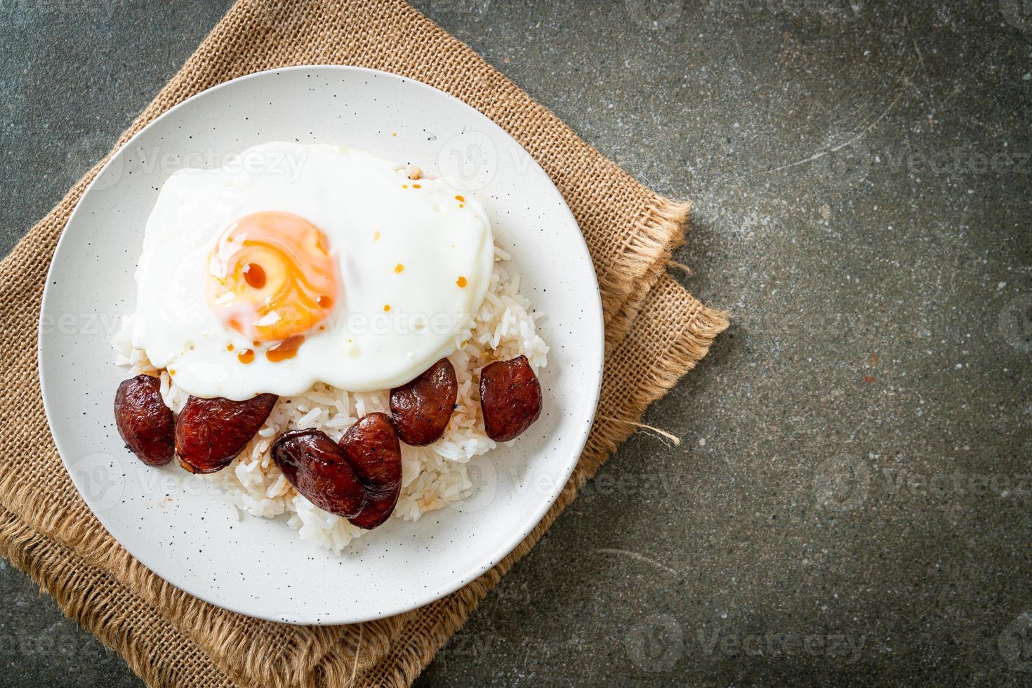 arroz com ovo frito e linguiça chinesa - comida caseira em estilo asiático foto