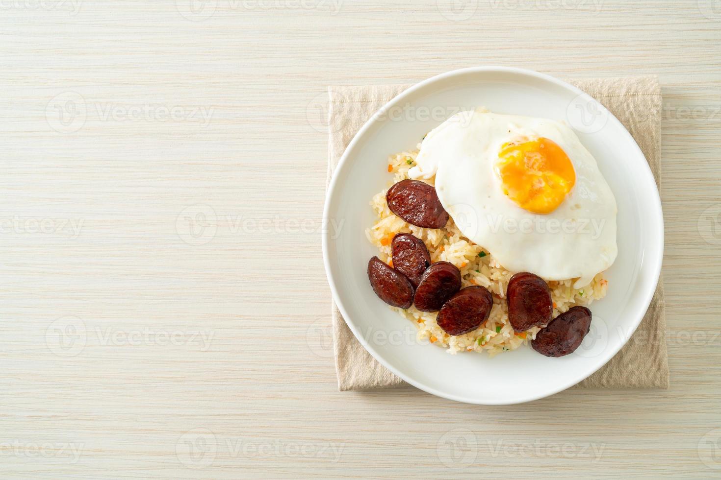 arroz frito com ovo frito e linguiça chinesa - comida caseira em estilo asiático foto