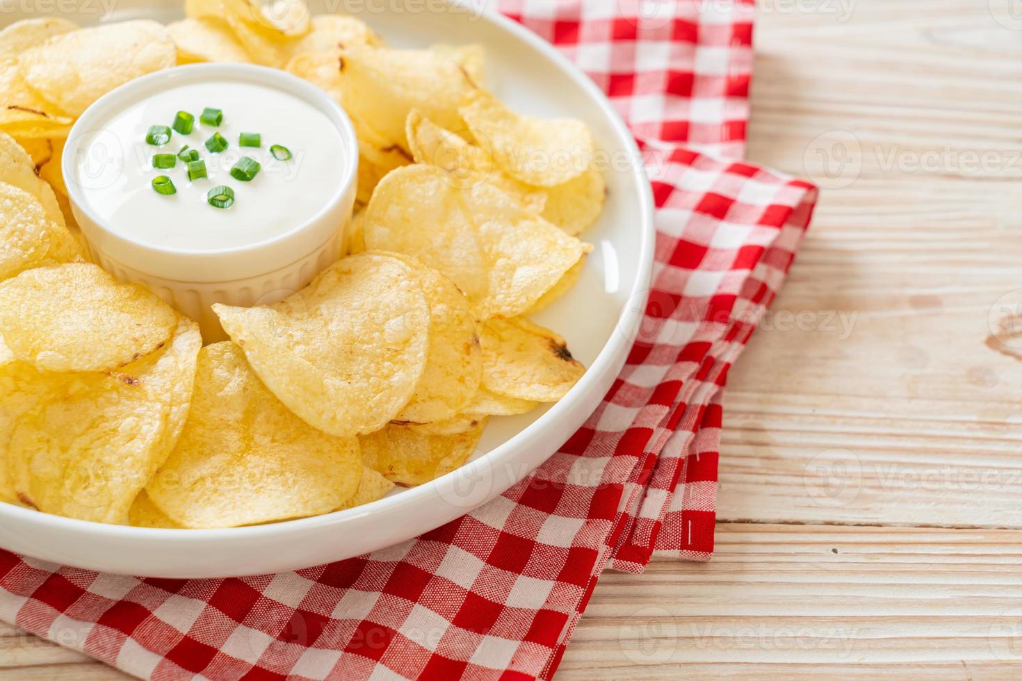 batata frita com molho de creme azedo foto