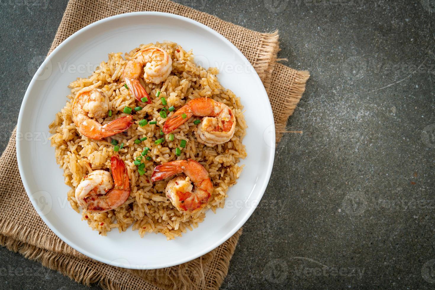 arroz frito com alho com camarão ou camarão foto