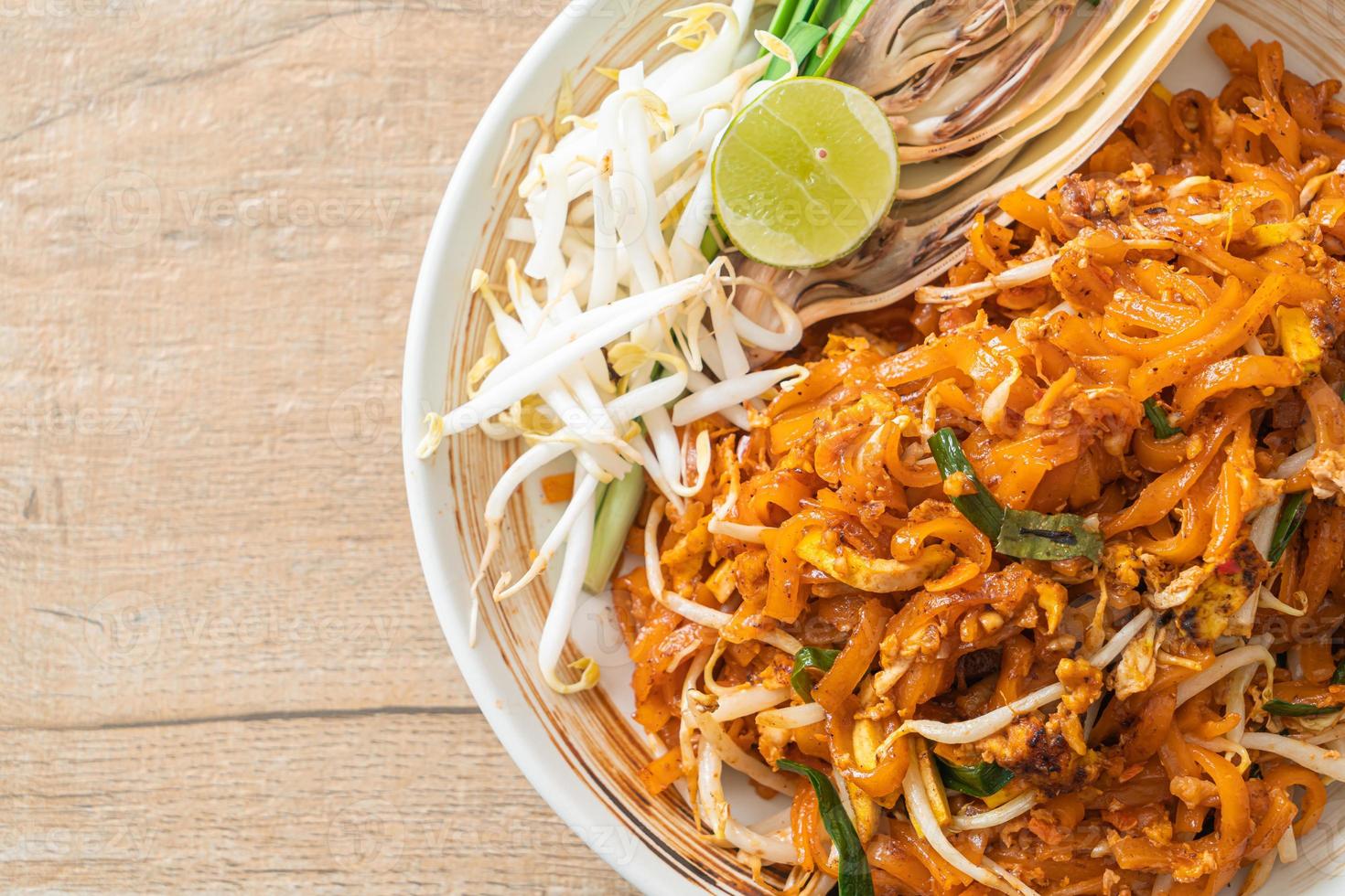 macarrão frito com tofu e couve ou pad thai - comida asiática foto