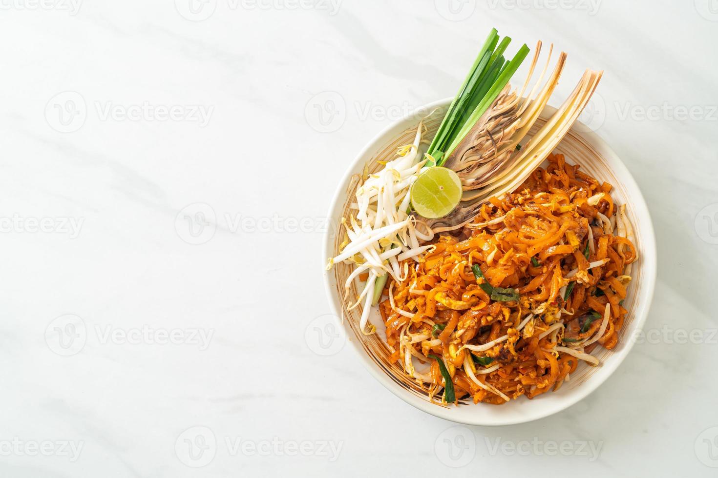 macarrão frito com tofu e couve ou pad thai - comida asiática foto