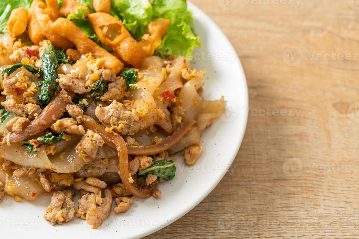 macarrão frito com frango picado e manjericão foto