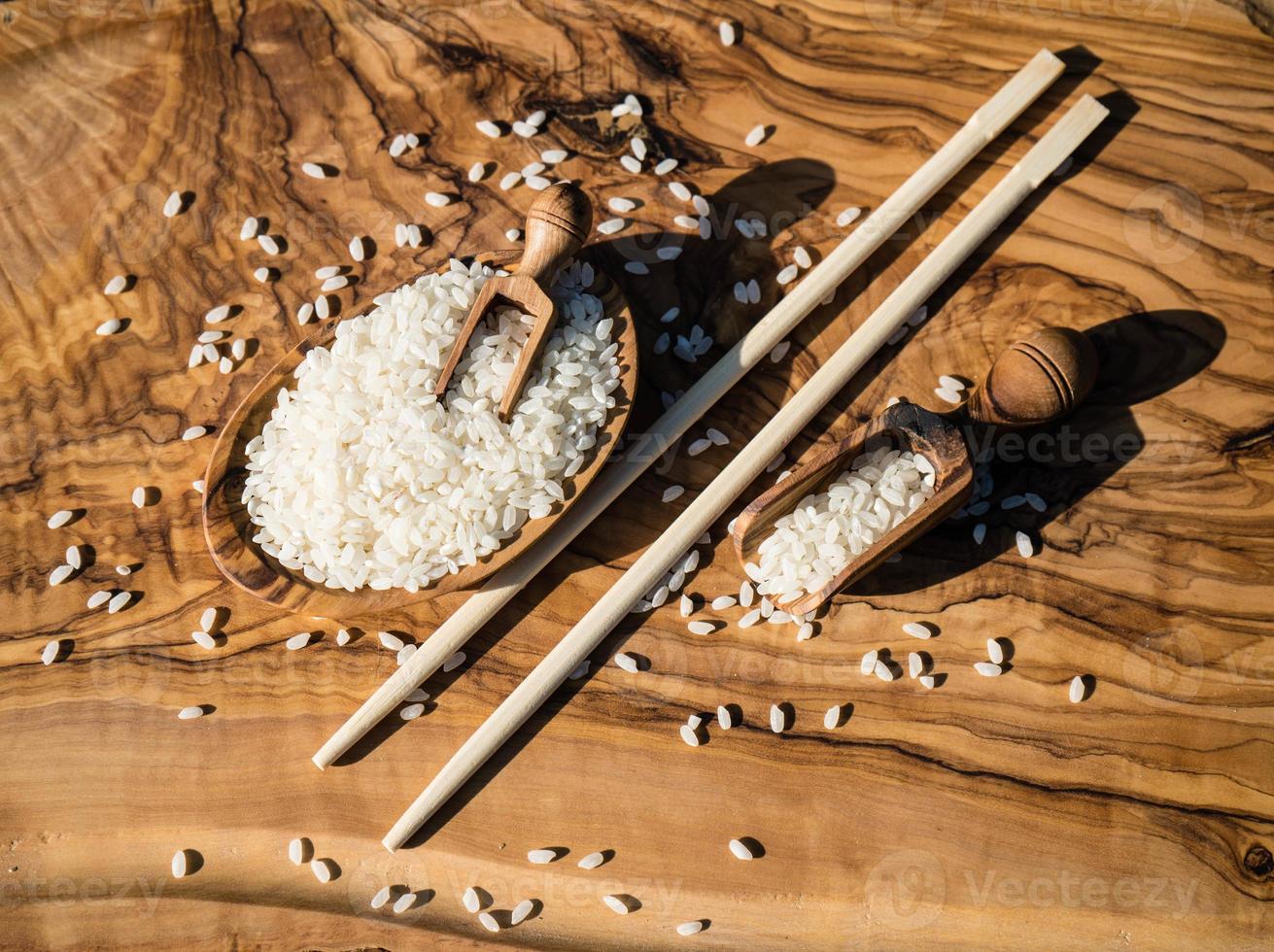 arroz de sushi em madeira de oliveira foto