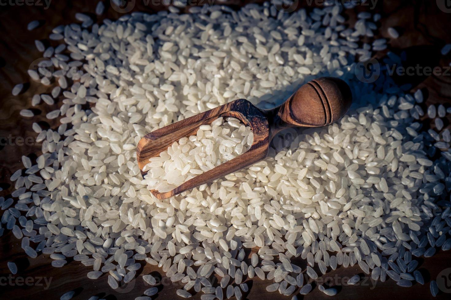 arroz de sushi em madeira de oliveira foto