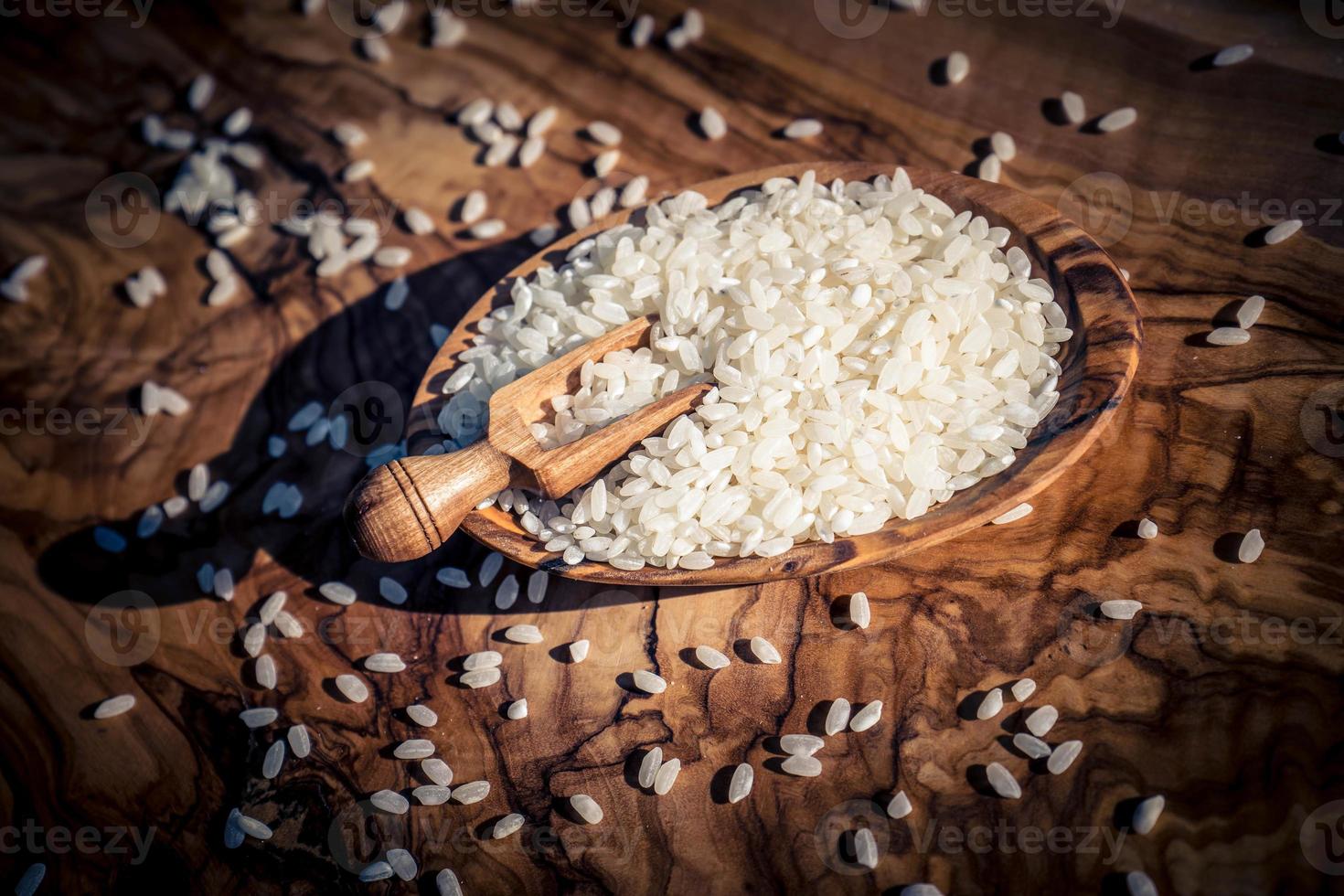 arroz de sushi em madeira de oliveira foto