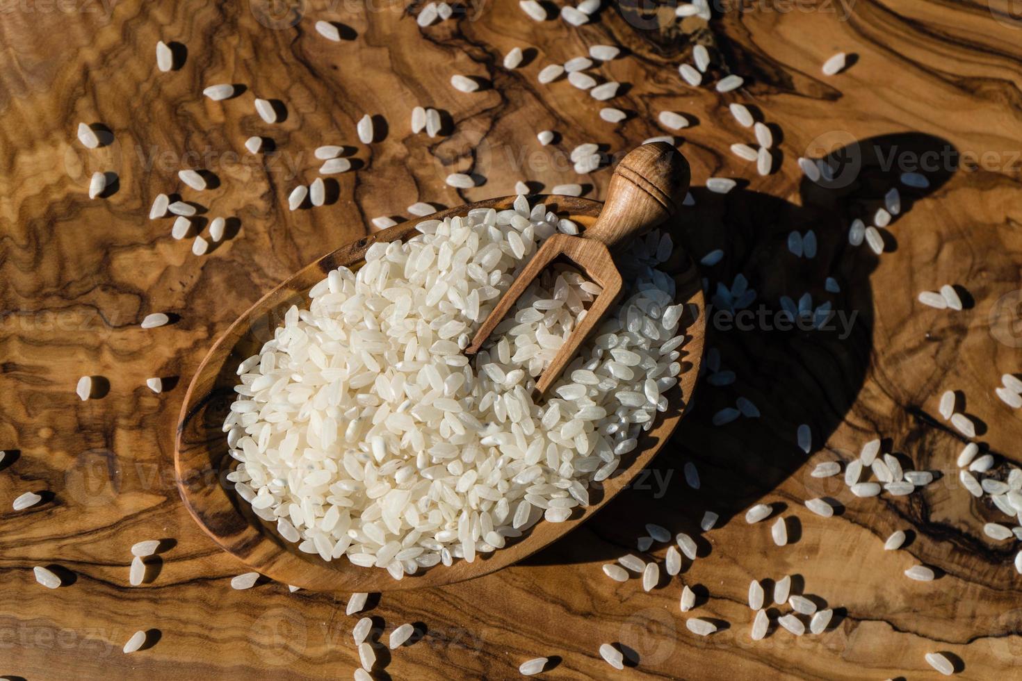 arroz de sushi em madeira de oliveira foto