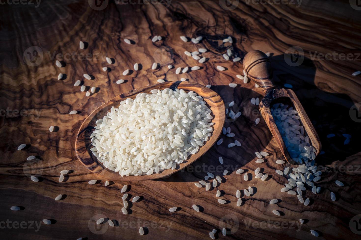 arroz de sushi em madeira de oliveira foto