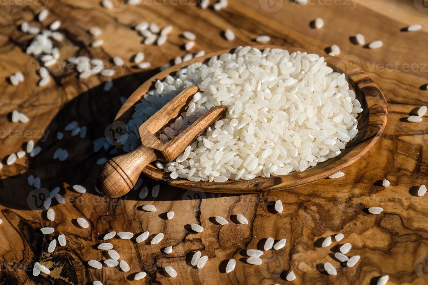 arroz de sushi em madeira de oliveira foto