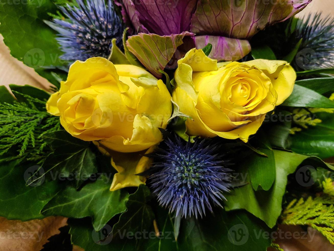 bouquet de noiva com flores diferentes foto