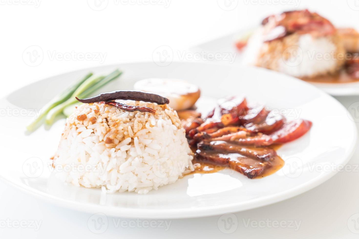 Carne de porco vermelha grelhada em molho com arroz foto