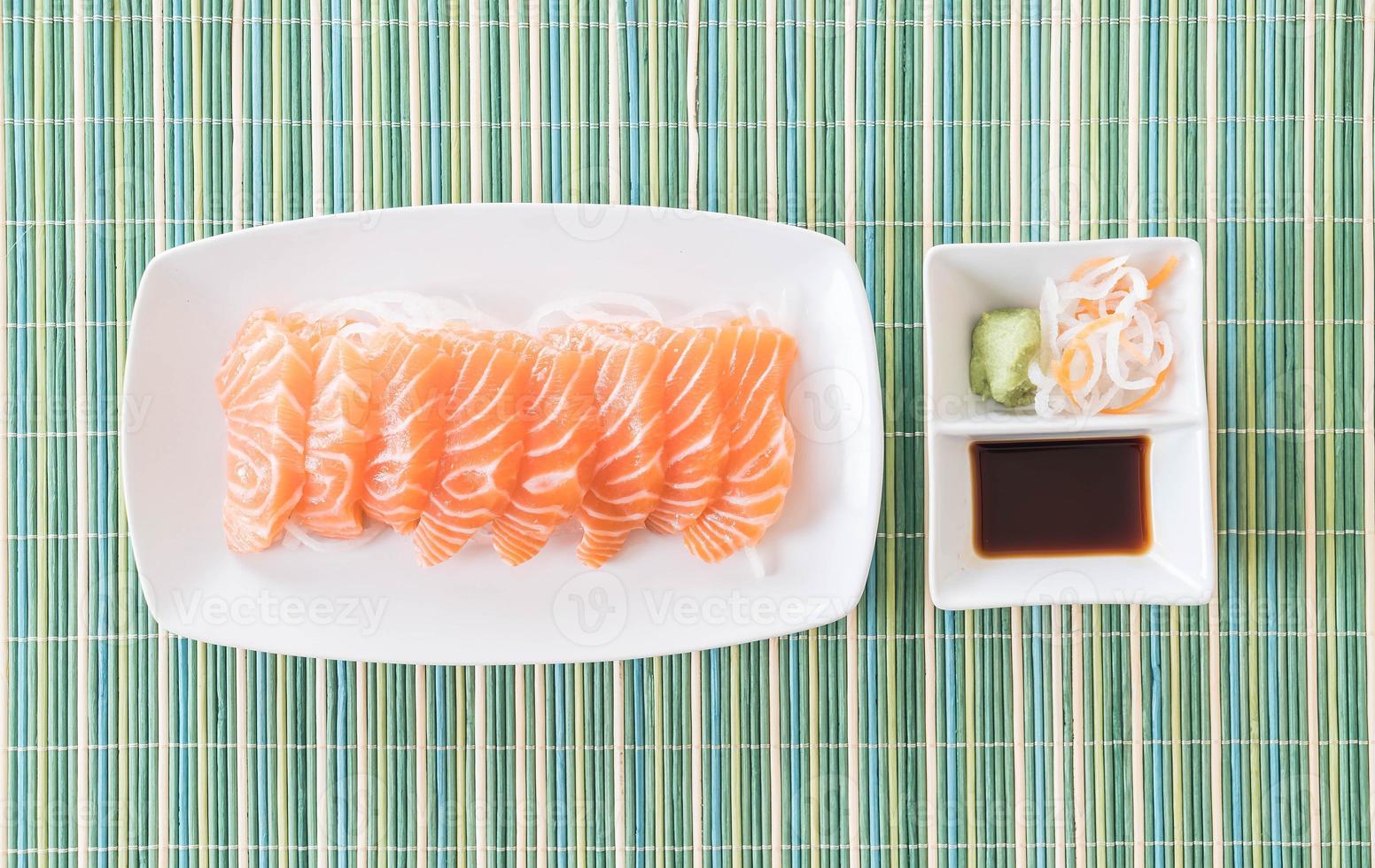 sashimi cru de salmão foto