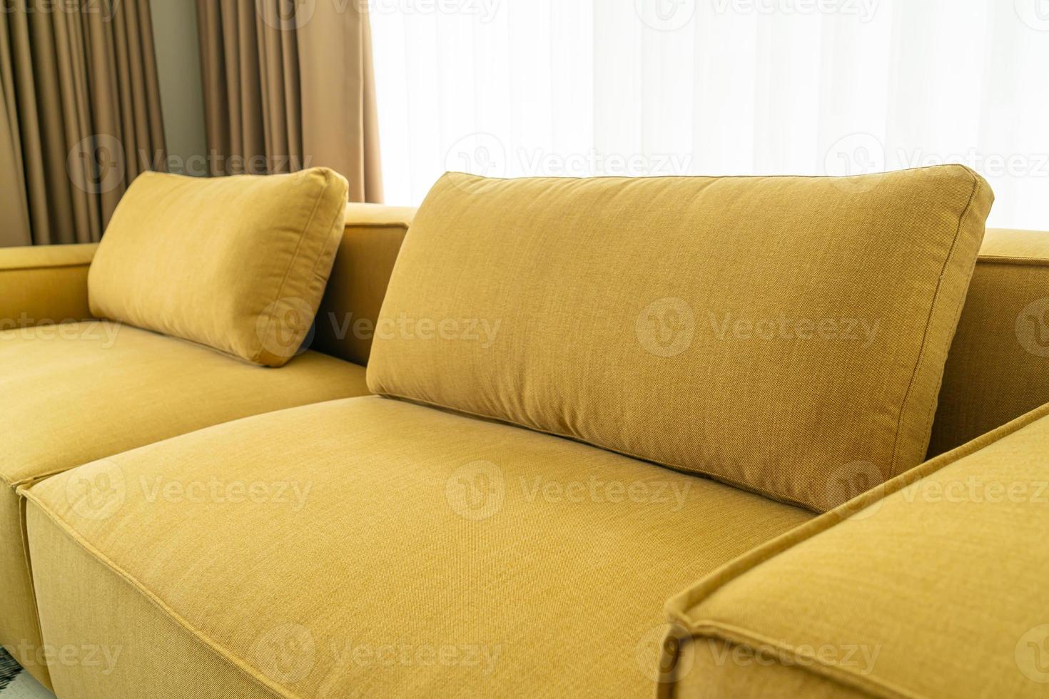 interior de decoração de sofá de tecido amarelo vazio na sala de estar em casa foto