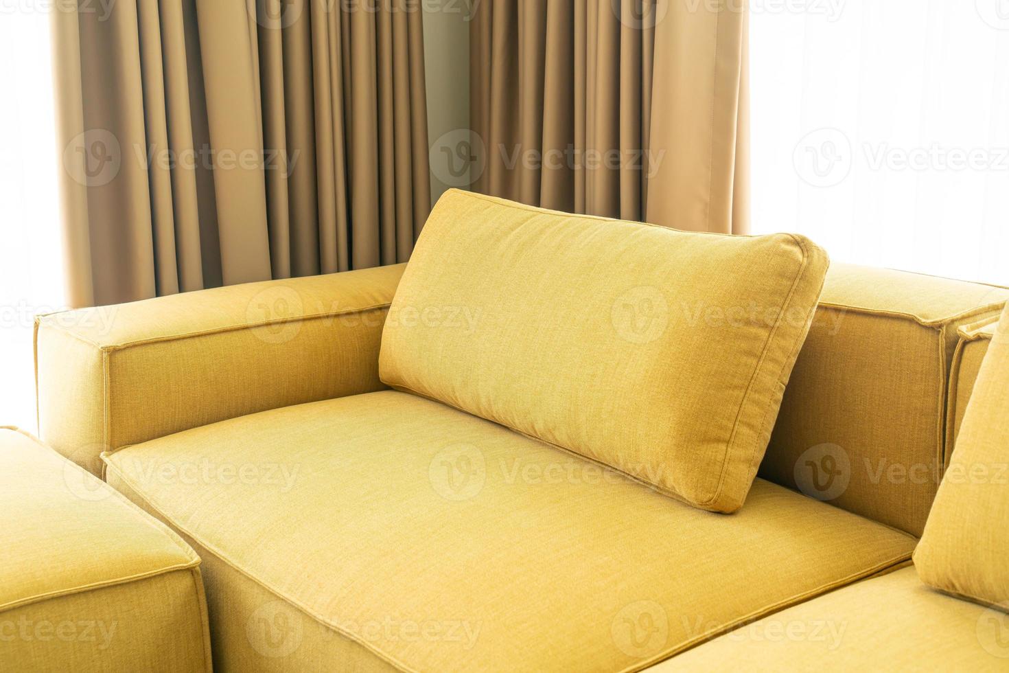 interior de decoração de sofá de tecido amarelo vazio na sala de estar em casa foto