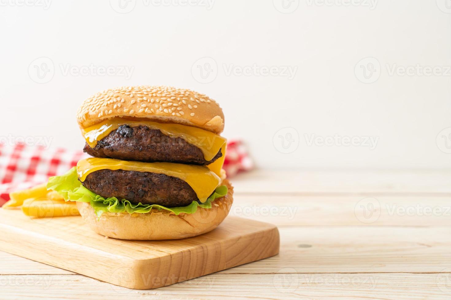 hambúrguer ou hambúrguer de carne com queijo e batatas fritas - estilo de comida não saudável foto