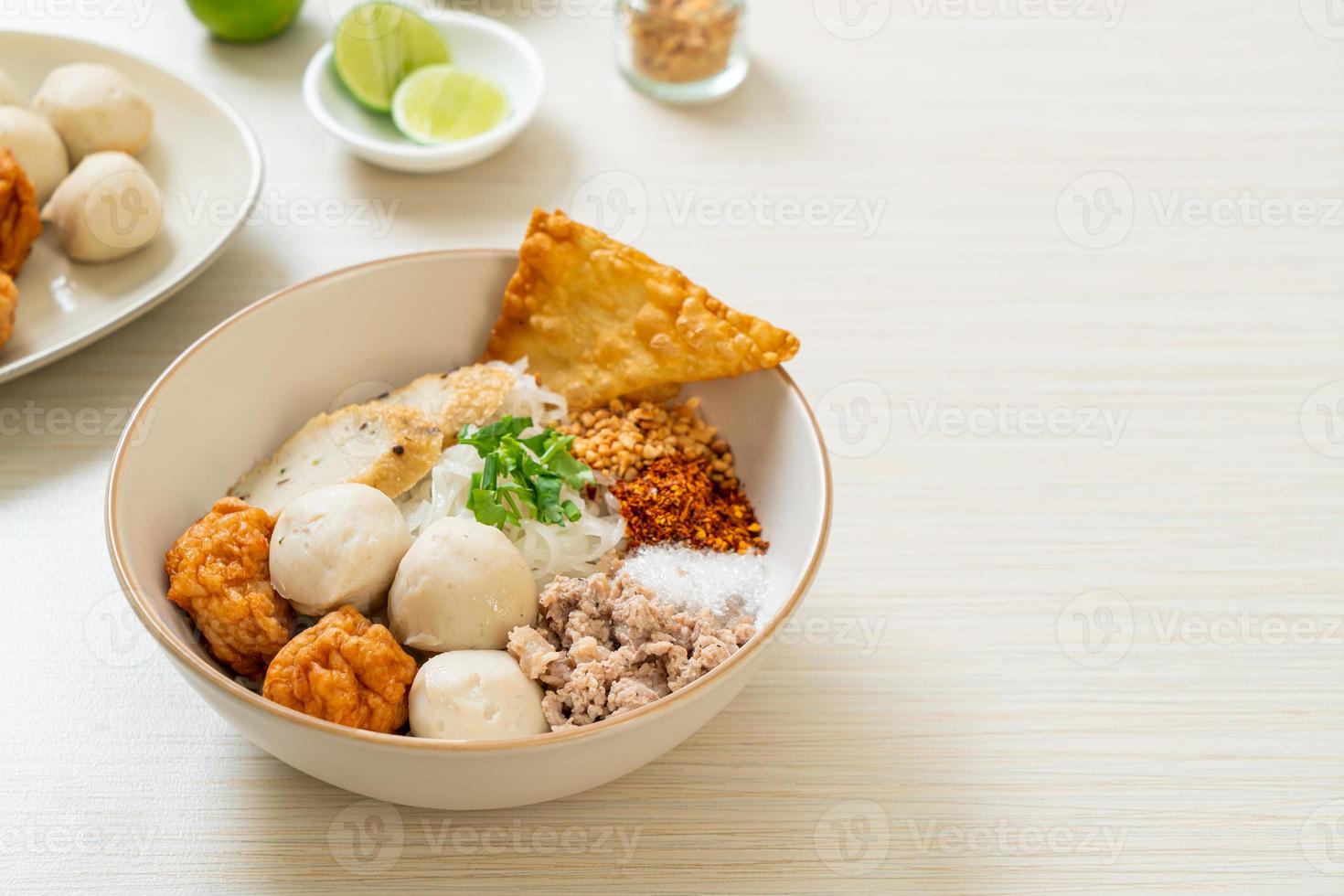 macarrão de arroz raso picante com bolinhos de peixe e bolinhos de camarão sem sopa - comida asiática foto