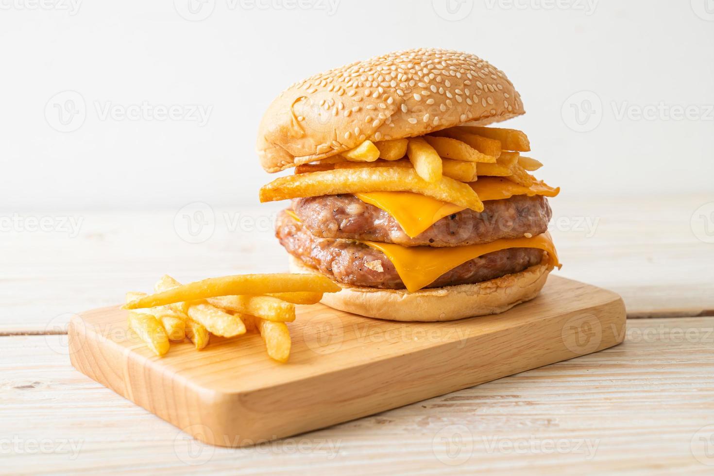 hambúrguer de paork ou hambúrguer de porco com queijo e batatas fritas foto