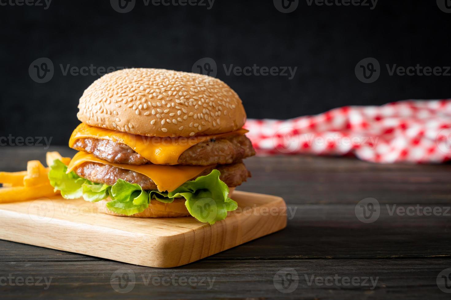hambúrguer de paork ou hambúrguer de porco com queijo e batatas fritas foto
