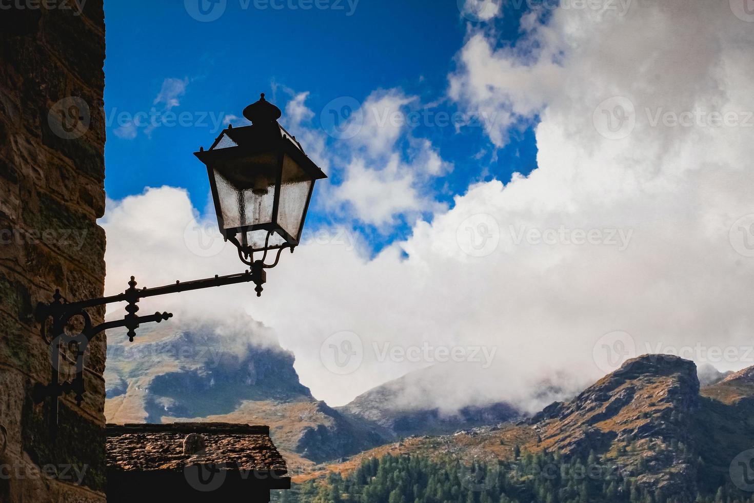 céu e montanha na Itália foto