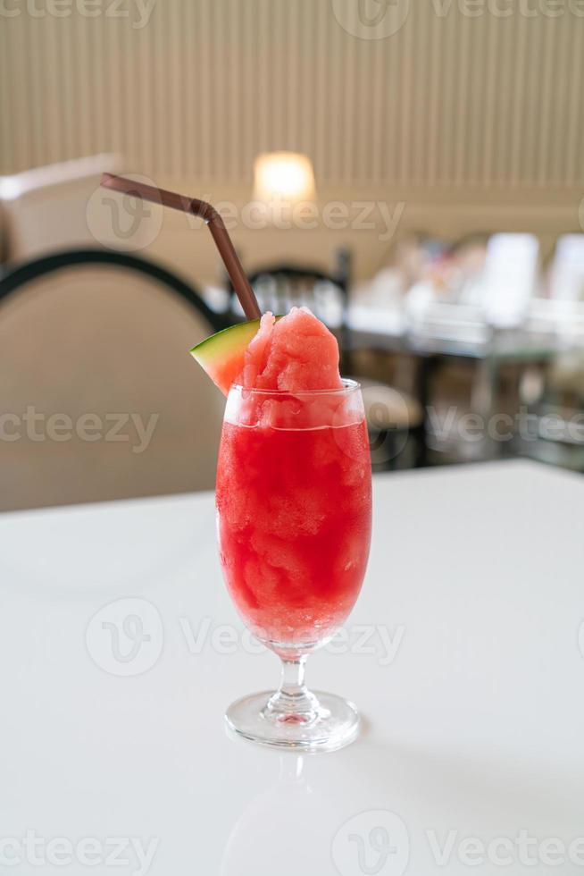 copo de suco de melancia fresca na mesa de um café restaurante foto