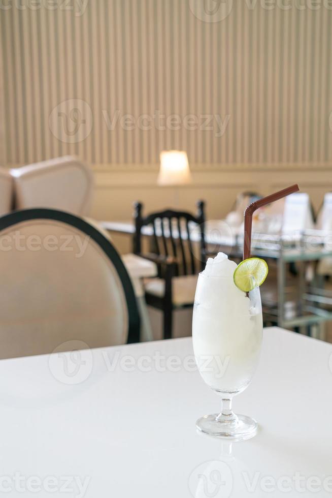 copo de suco de limão fresco em café e restaurante foto