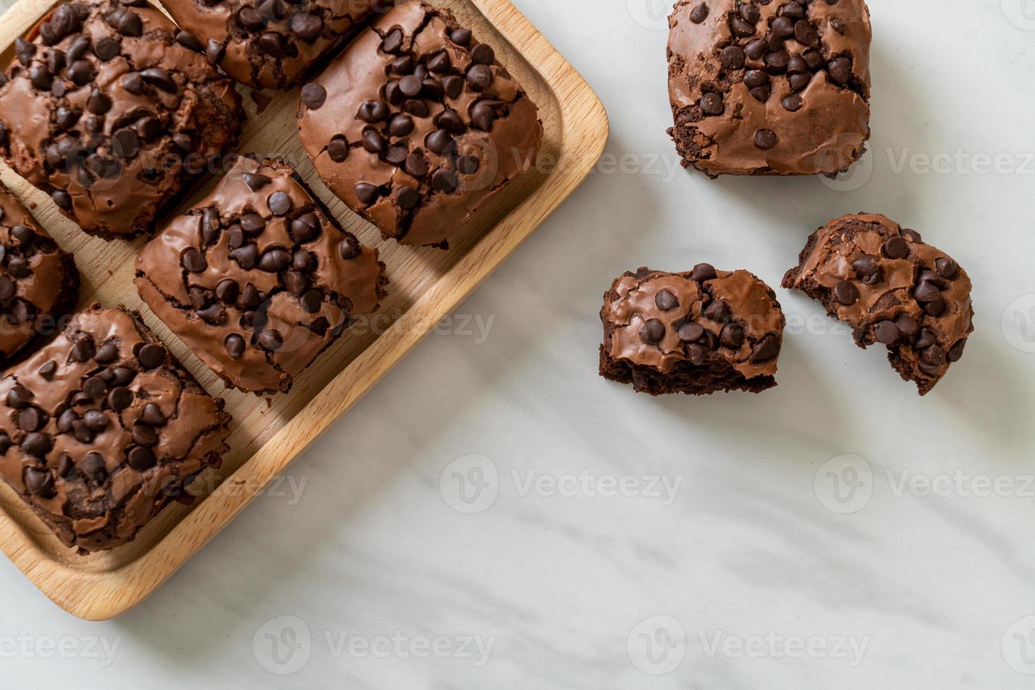 brownies de chocolate amargo com gotas de chocolate por cima foto