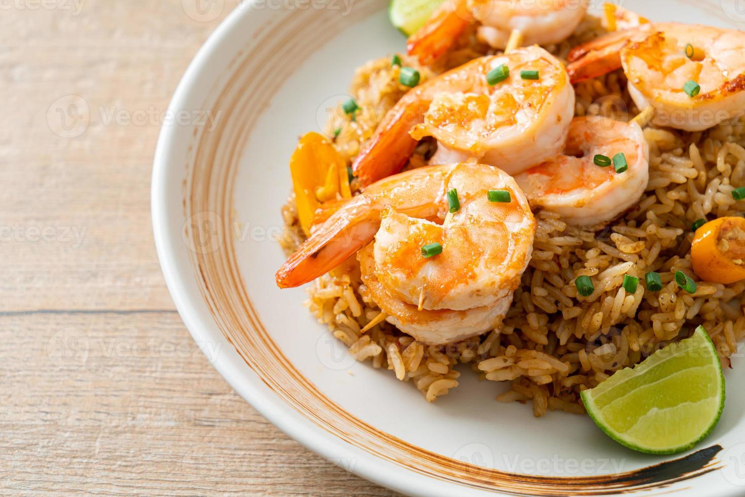 arroz frito com camarão ou espetos de camarão foto