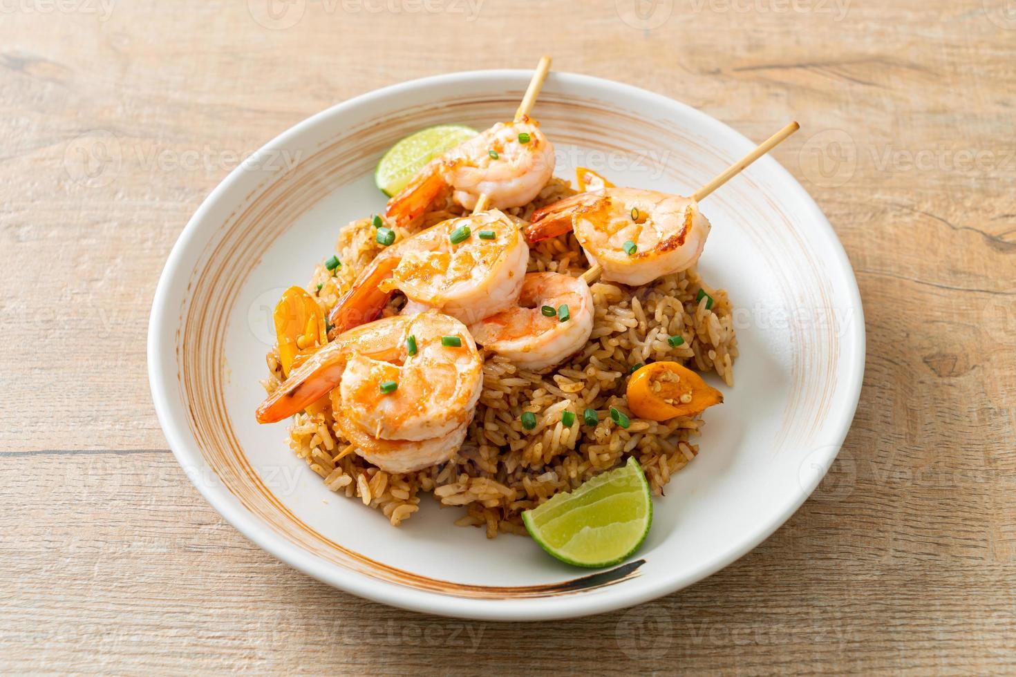 arroz frito com camarão ou espetos de camarão foto