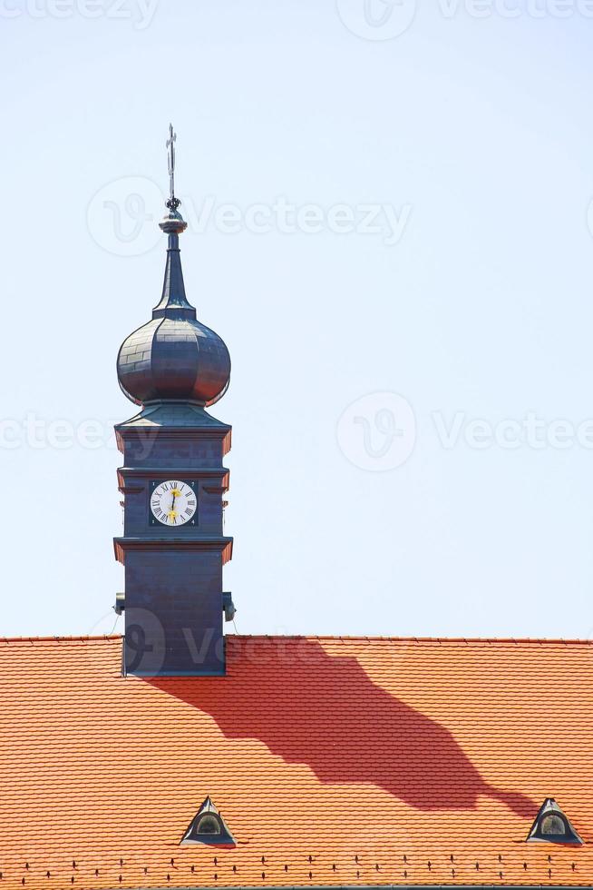 vista frontal de uma torre no centro da cidade de Budapeste, Hungria foto