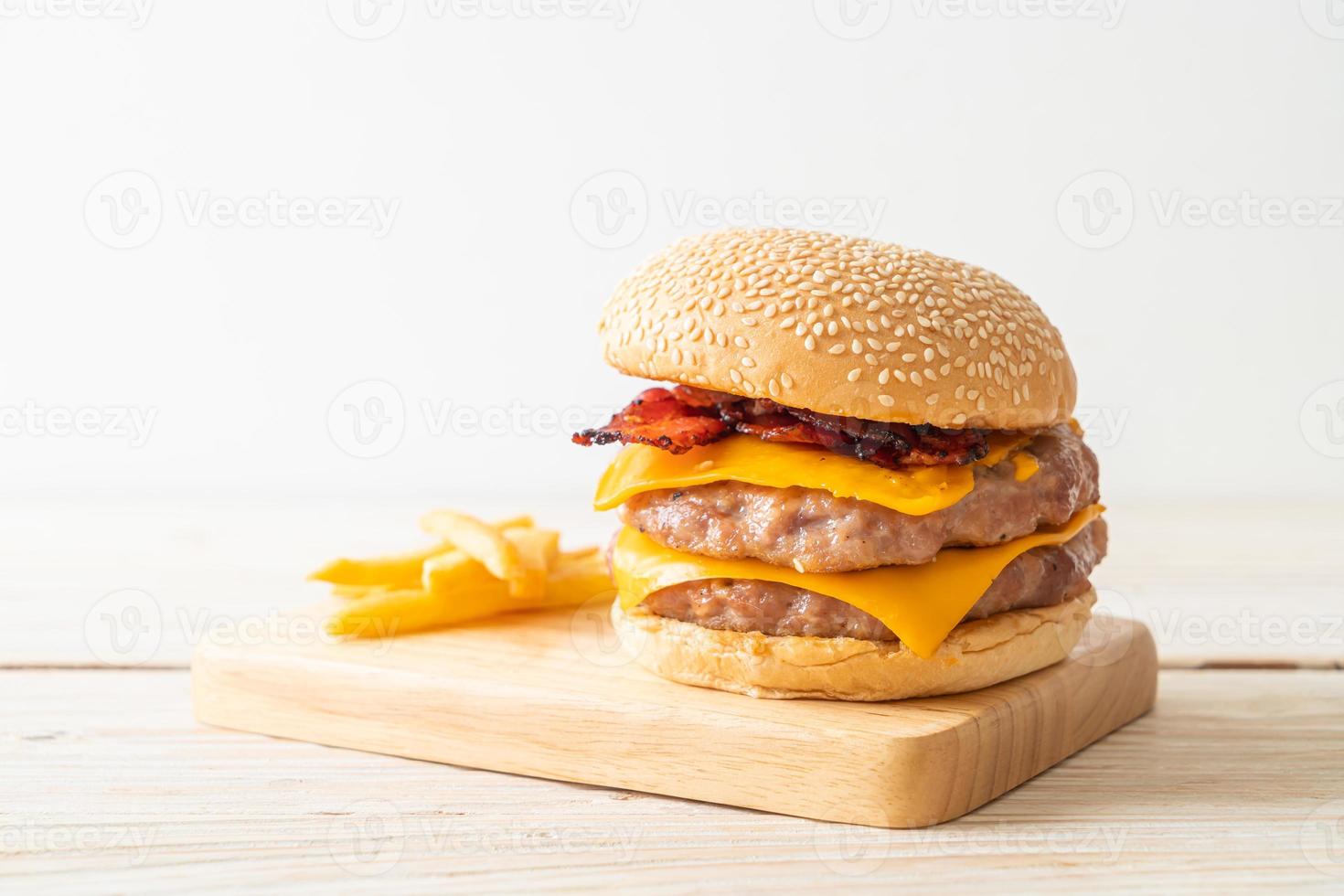 hambúrguer de porco ou hambúrguer de porco com queijo, bacon e batatas fritas foto