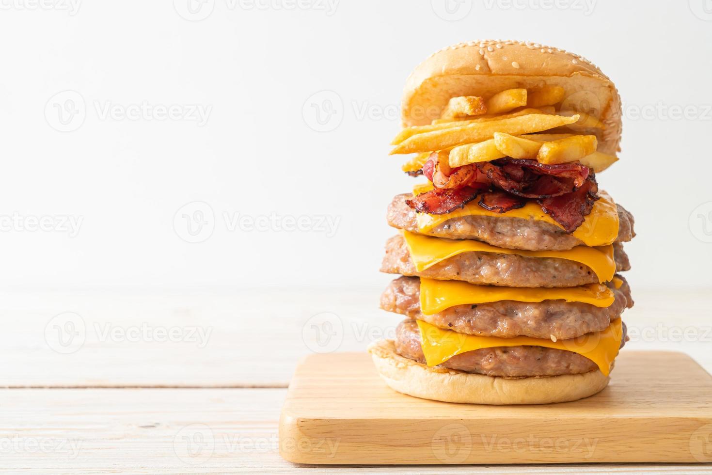 hambúrguer de porco ou hambúrguer de porco com queijo, bacon e batatas fritas foto