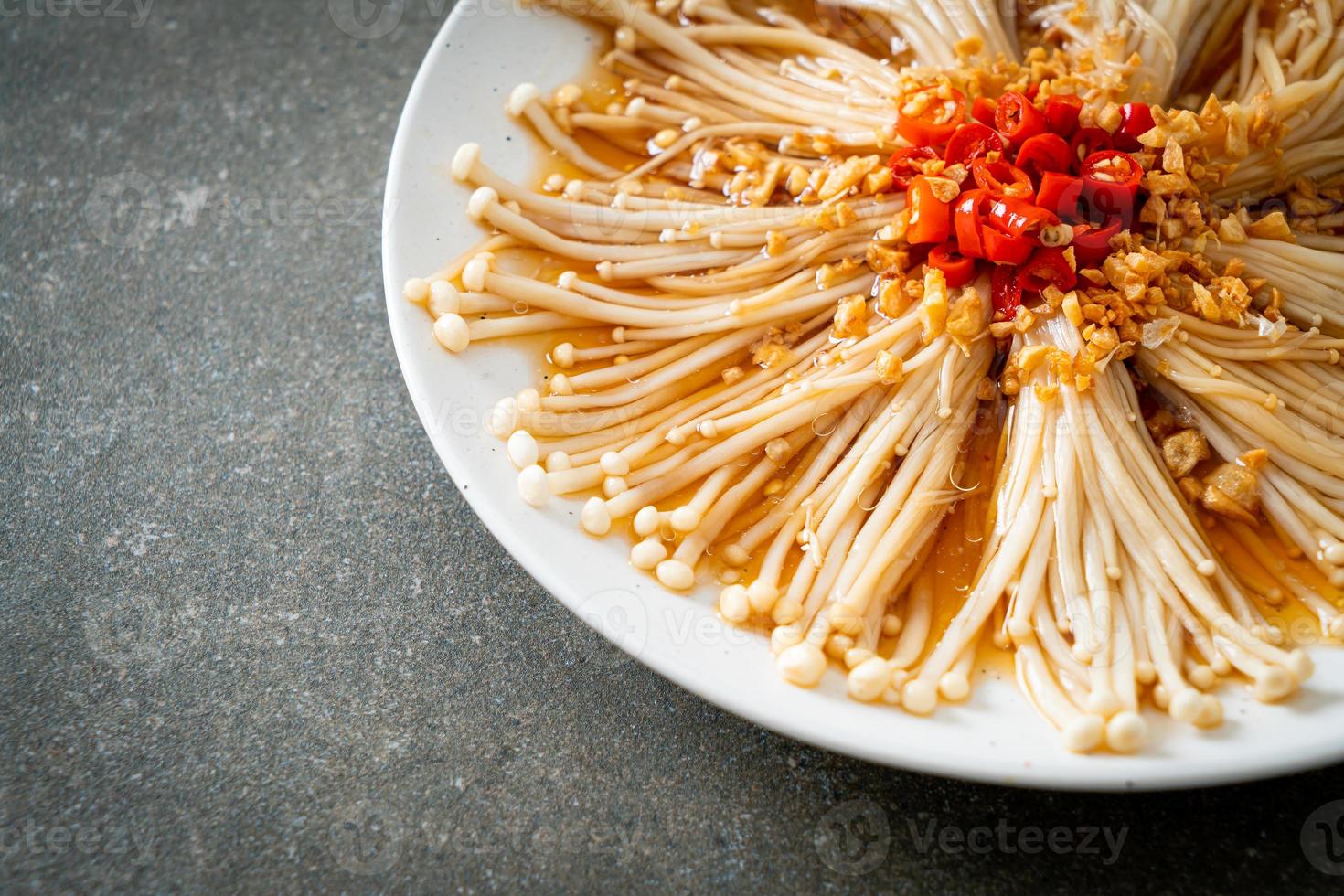 cogumelo caseiro cozido no vapor com agulha dourada ou enokitake com molho de soja, pimenta e alho foto