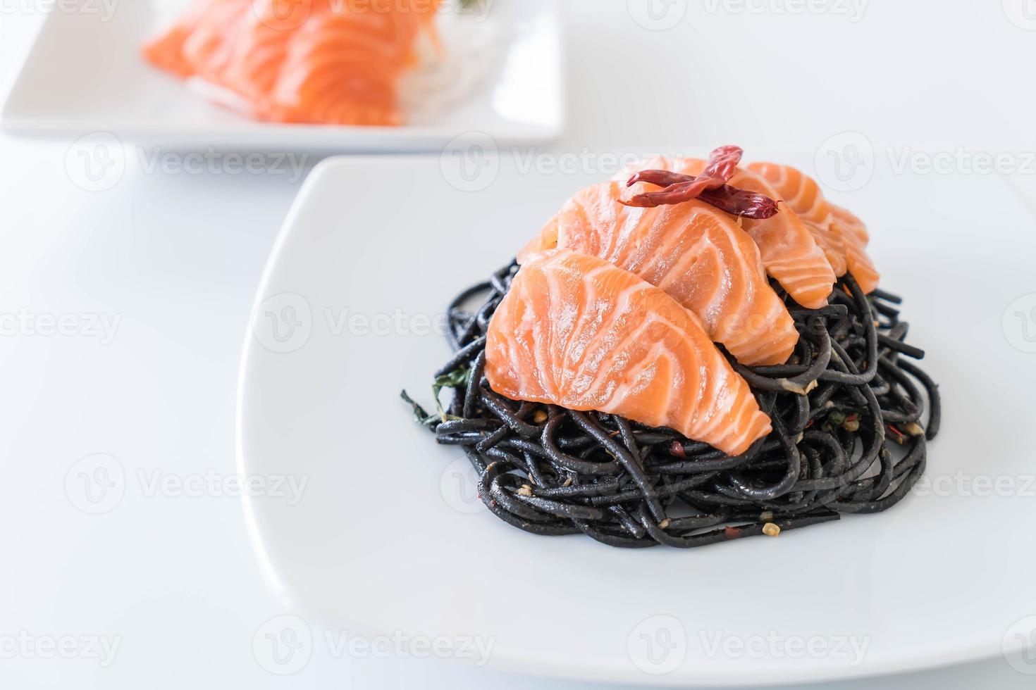 espaguete preto picante com salmão - comida de fusão foto