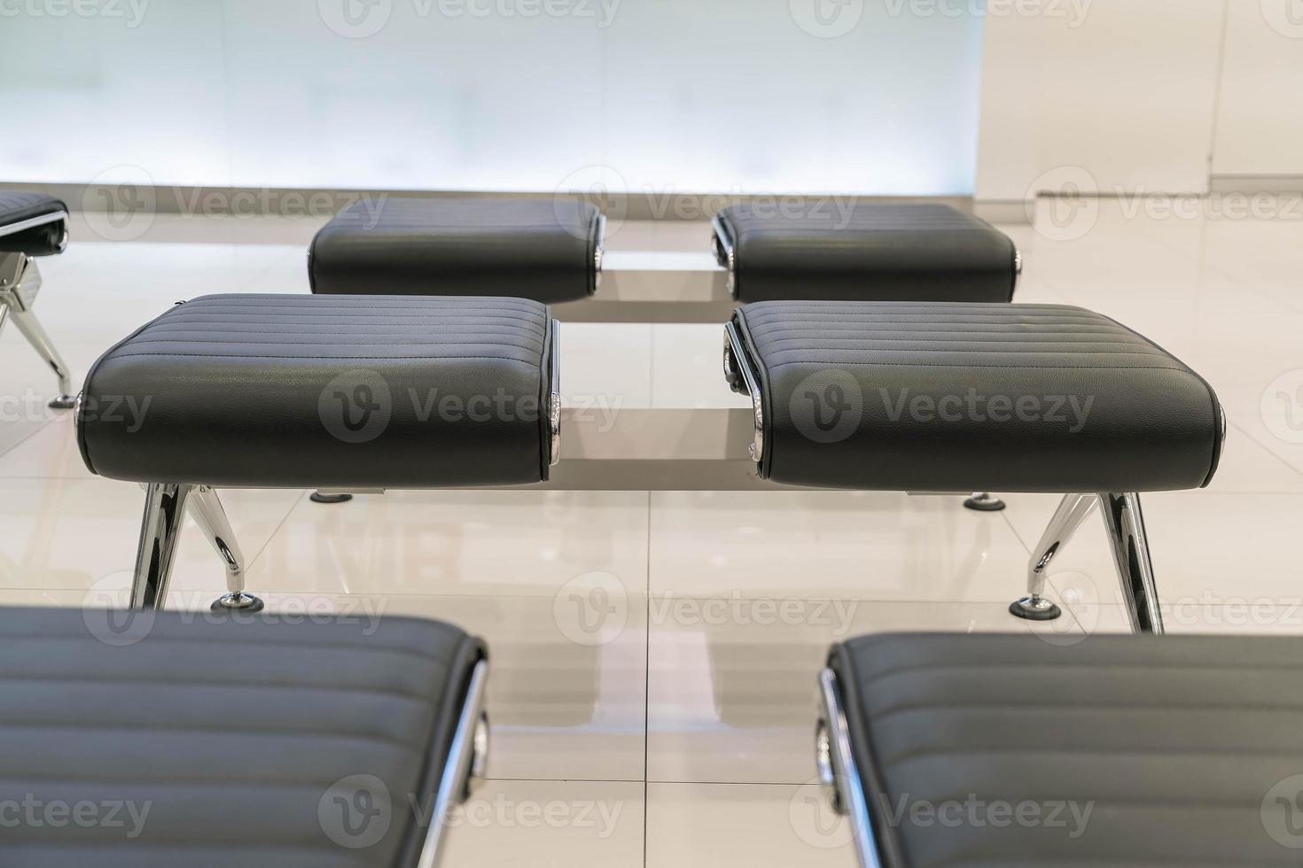cadeira moderna eampty na sala de espera foto
