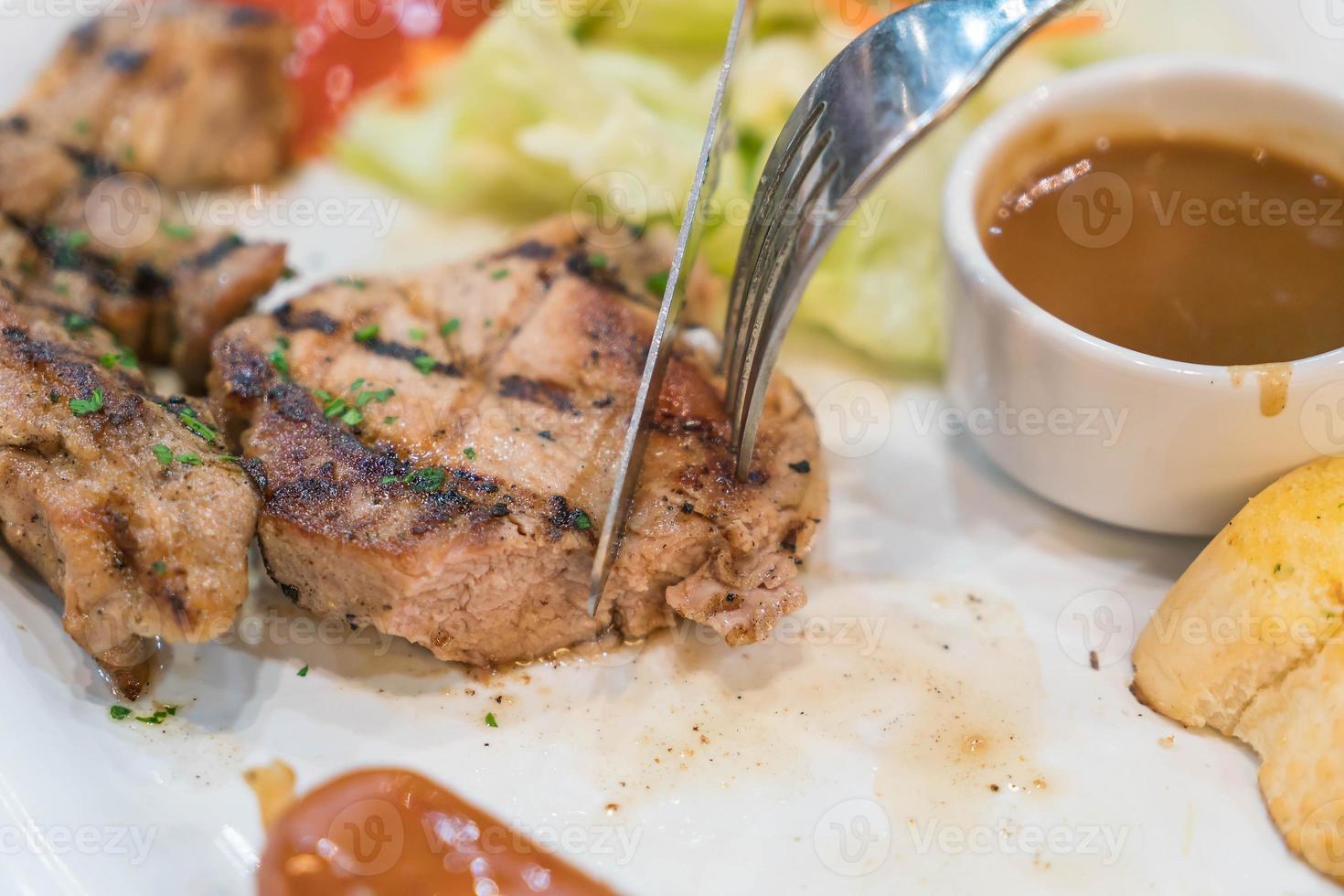 bife de porco kurobuta com salsicha foto