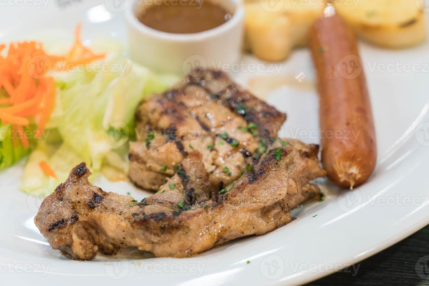 bife de porco kurobuta com salsicha foto