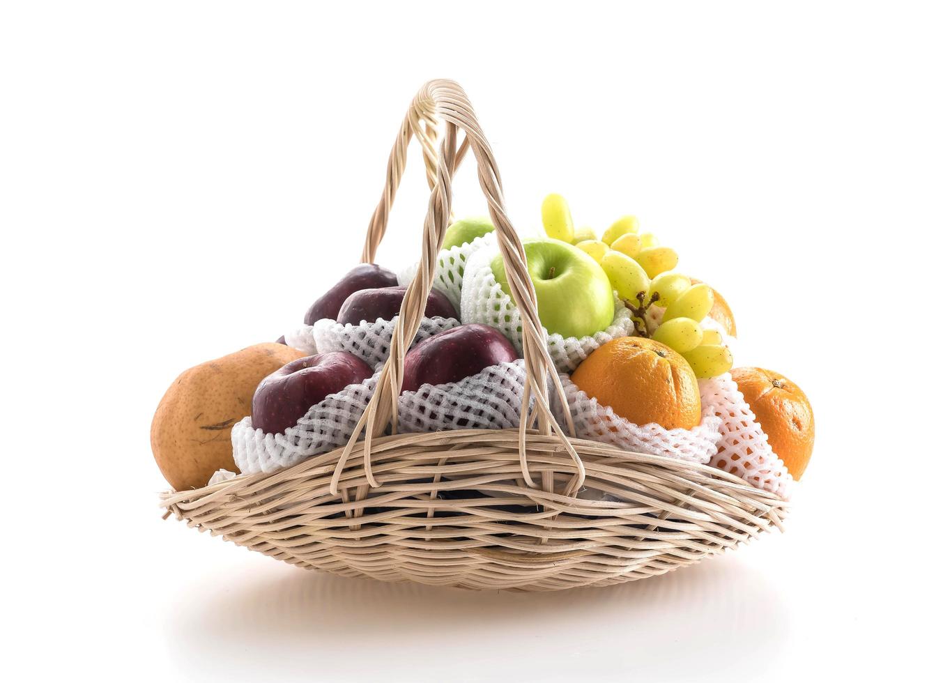 frutas em uma cesta foto