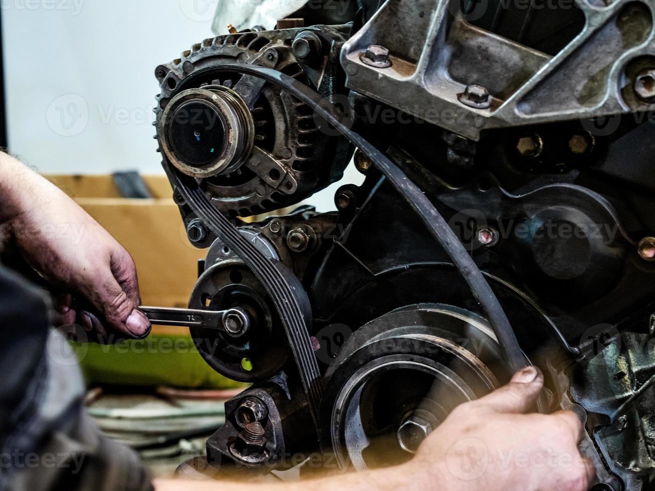 consertando um motor de combustão interna a diesel foto