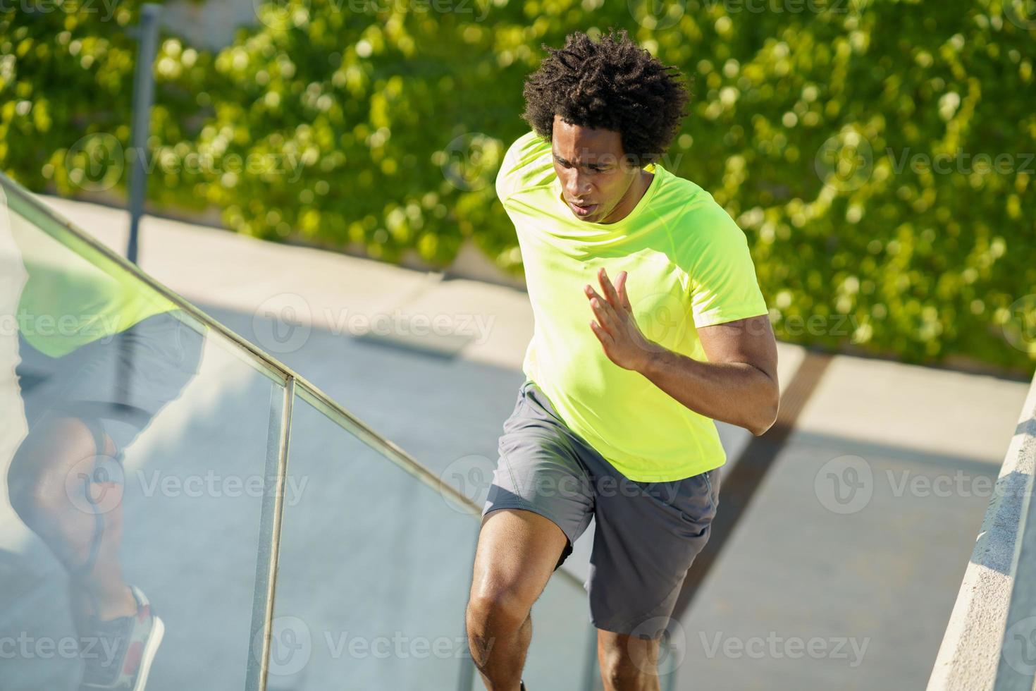 homem negro correndo lá em cima ao ar livre. jovem macho exercitando. foto