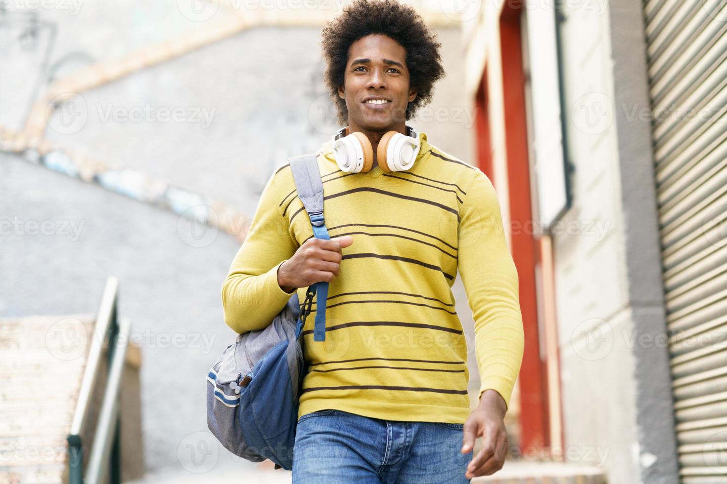 homem negro com cabelo afro passeando em granada foto