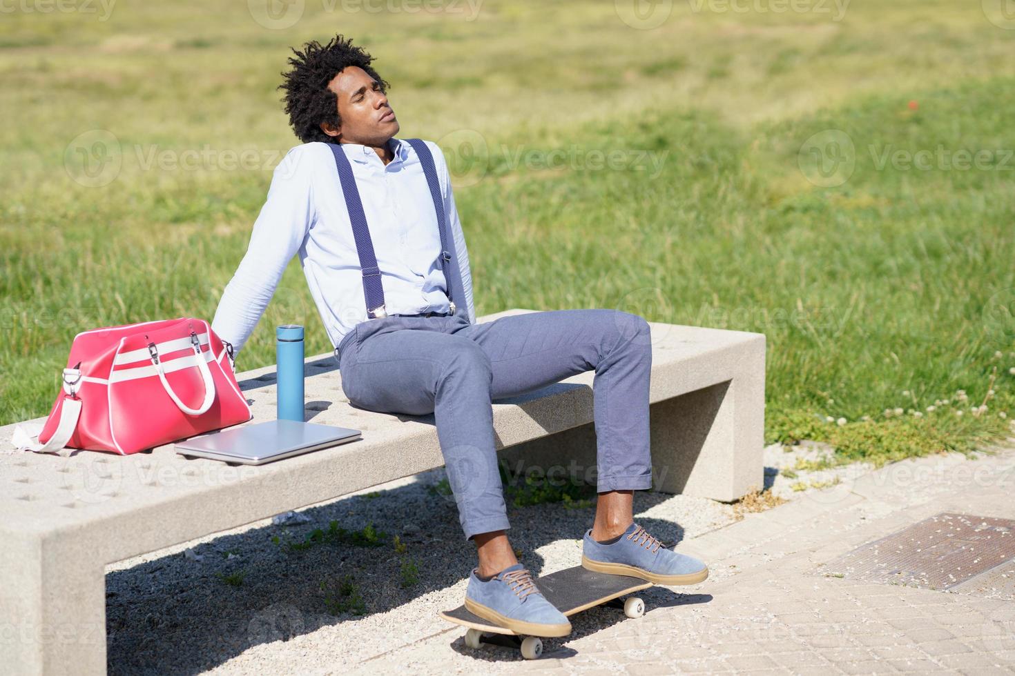 homem negro com cabelo afro fazendo uma pausa para o café foto