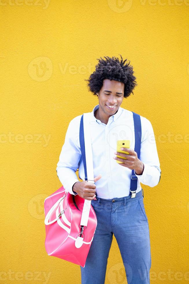 negro com penteado afro carregando uma sacola esportiva foto