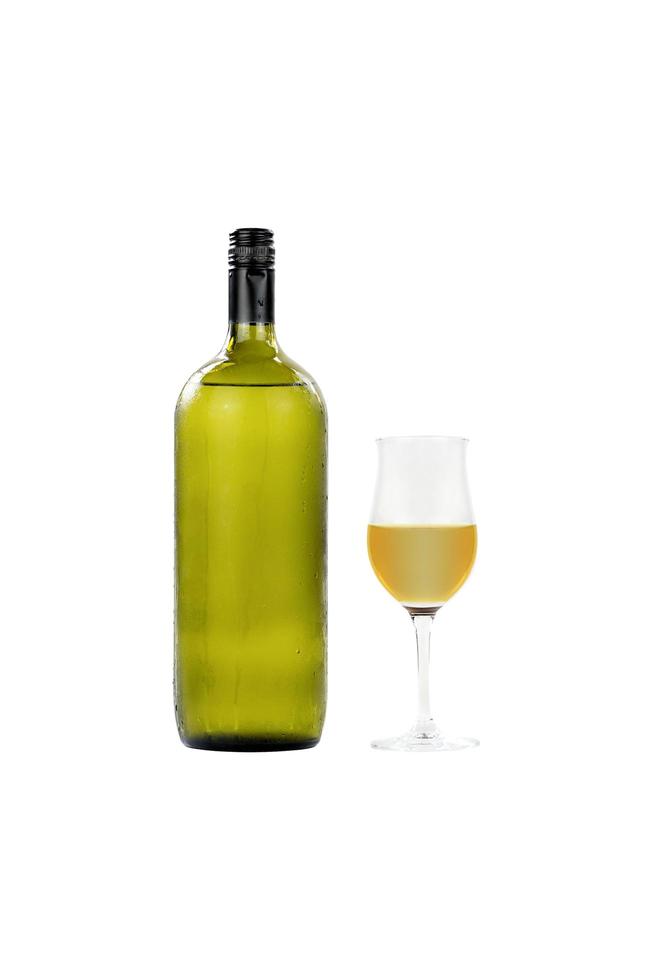 garrafa de vinho de vidro grande e taça de vinho isolada no fundo branco foto