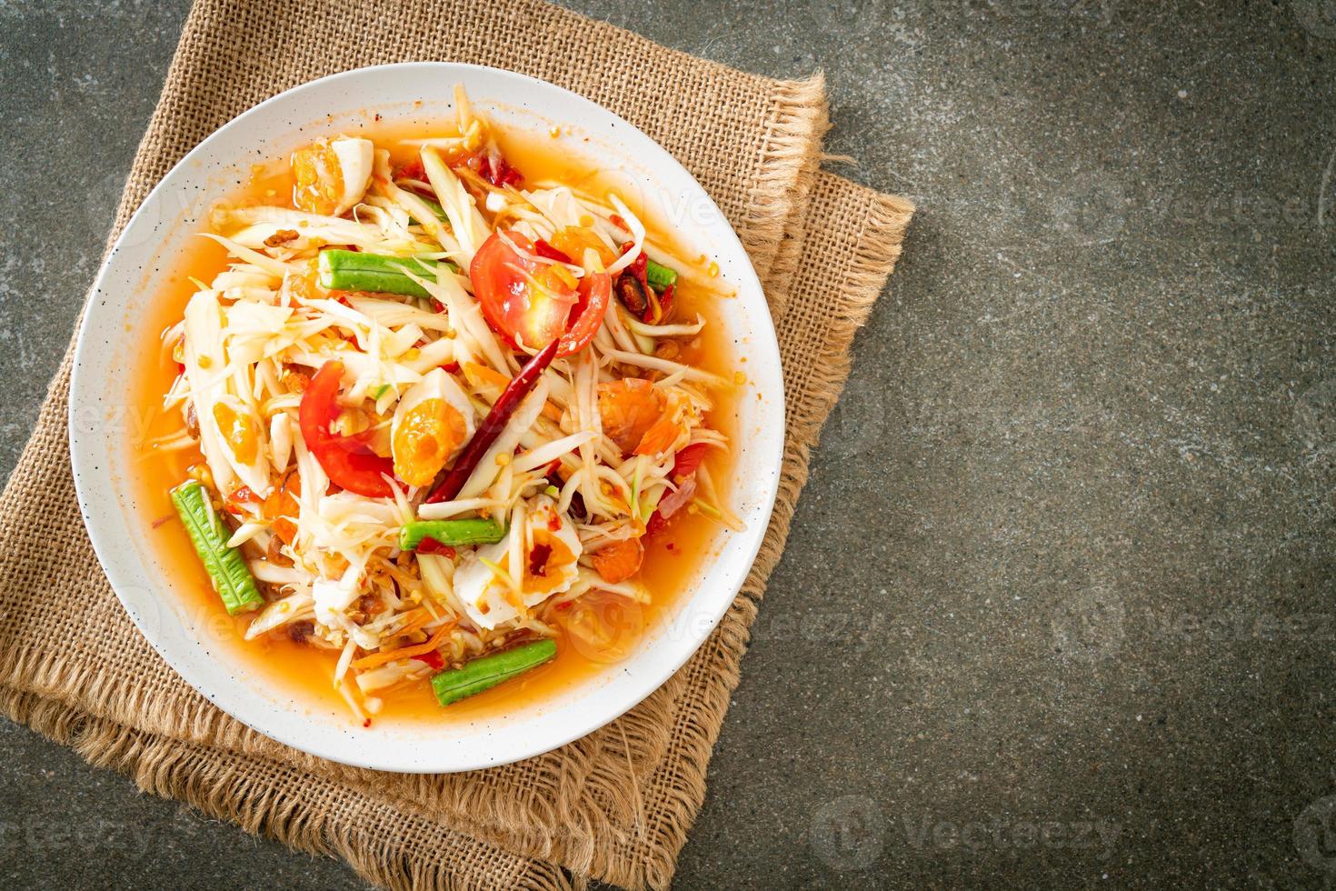 som tum - salada tailandesa de papaia verde picante com ovos salgados foto