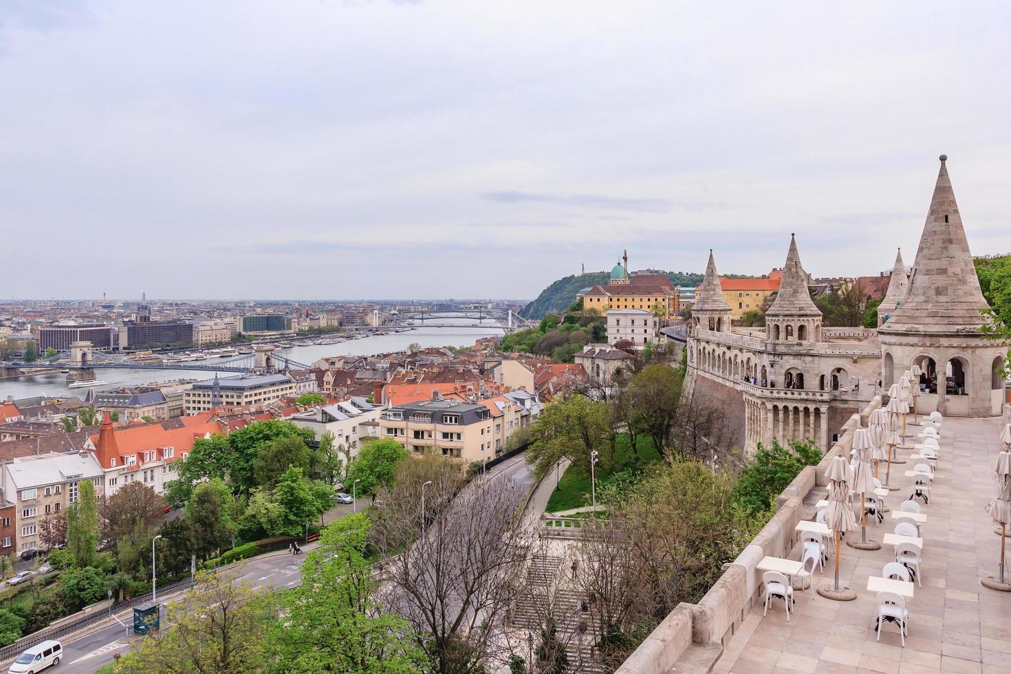 Budapeste com rio Danúbio do bastião dos pescadores foto