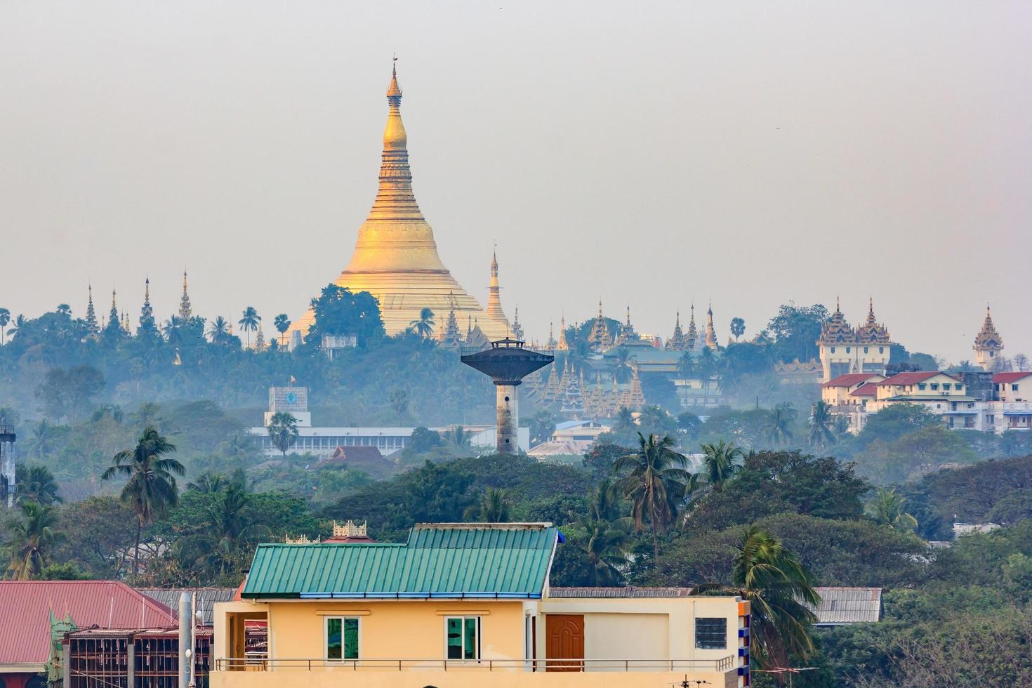 yangon, horizonte da cidade de myanmar com pagode shwedagon. foto