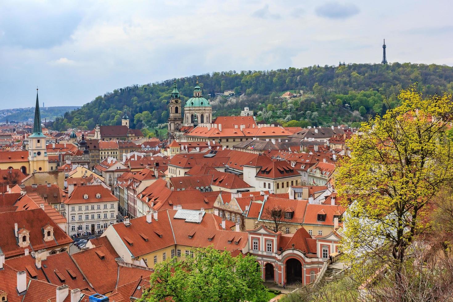 arquitetura do cais da cidade velha e telhados vermelhos tradicionais em Praga foto