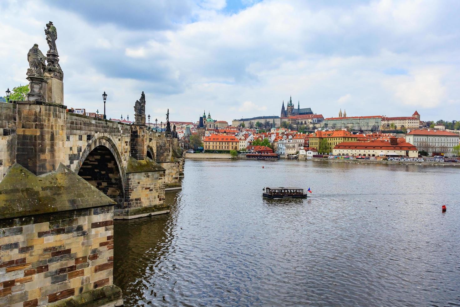 castelo de praga, ponte charles e rio vltava em praga foto