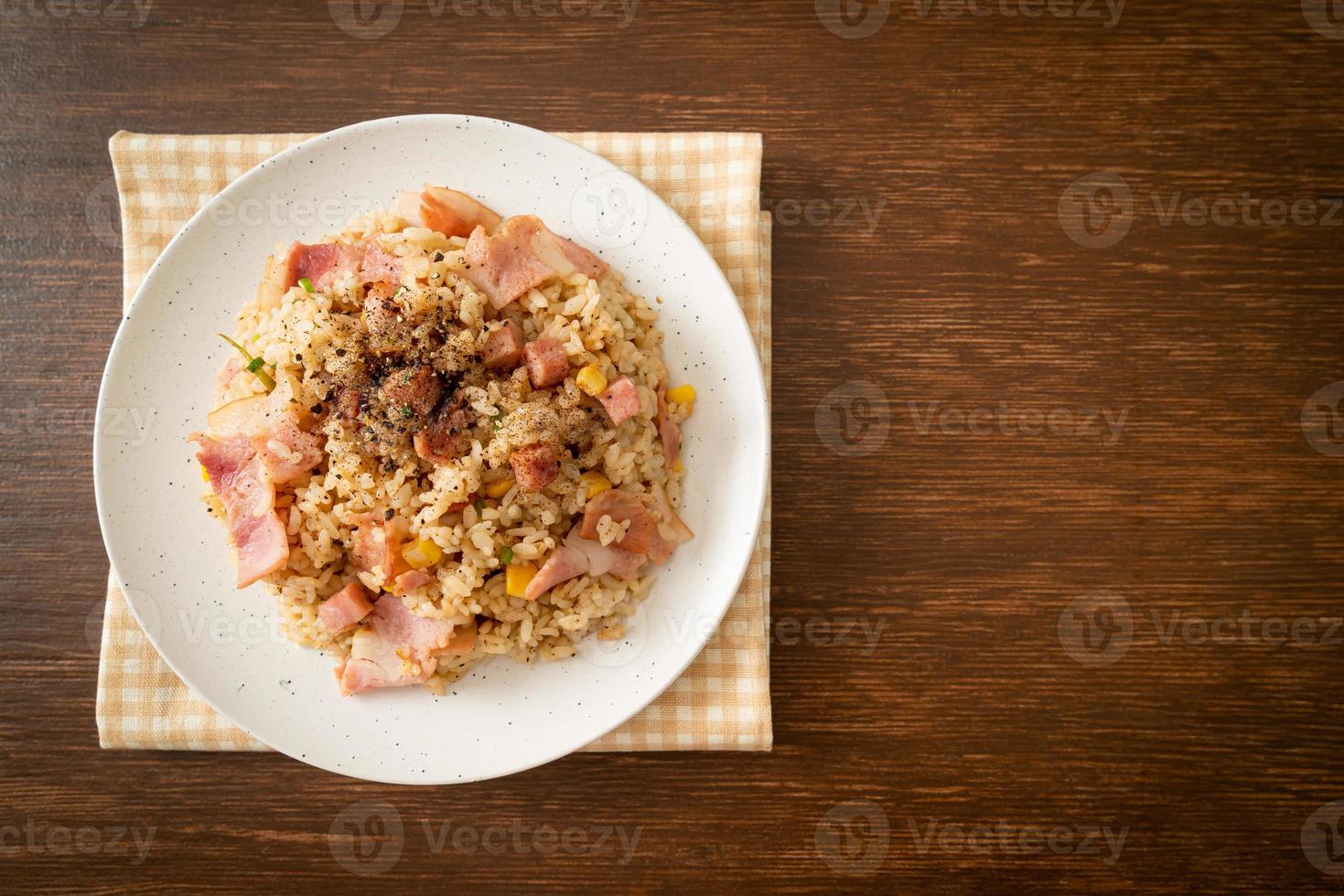 arroz frito com presunto de bacon e pimentão preto foto