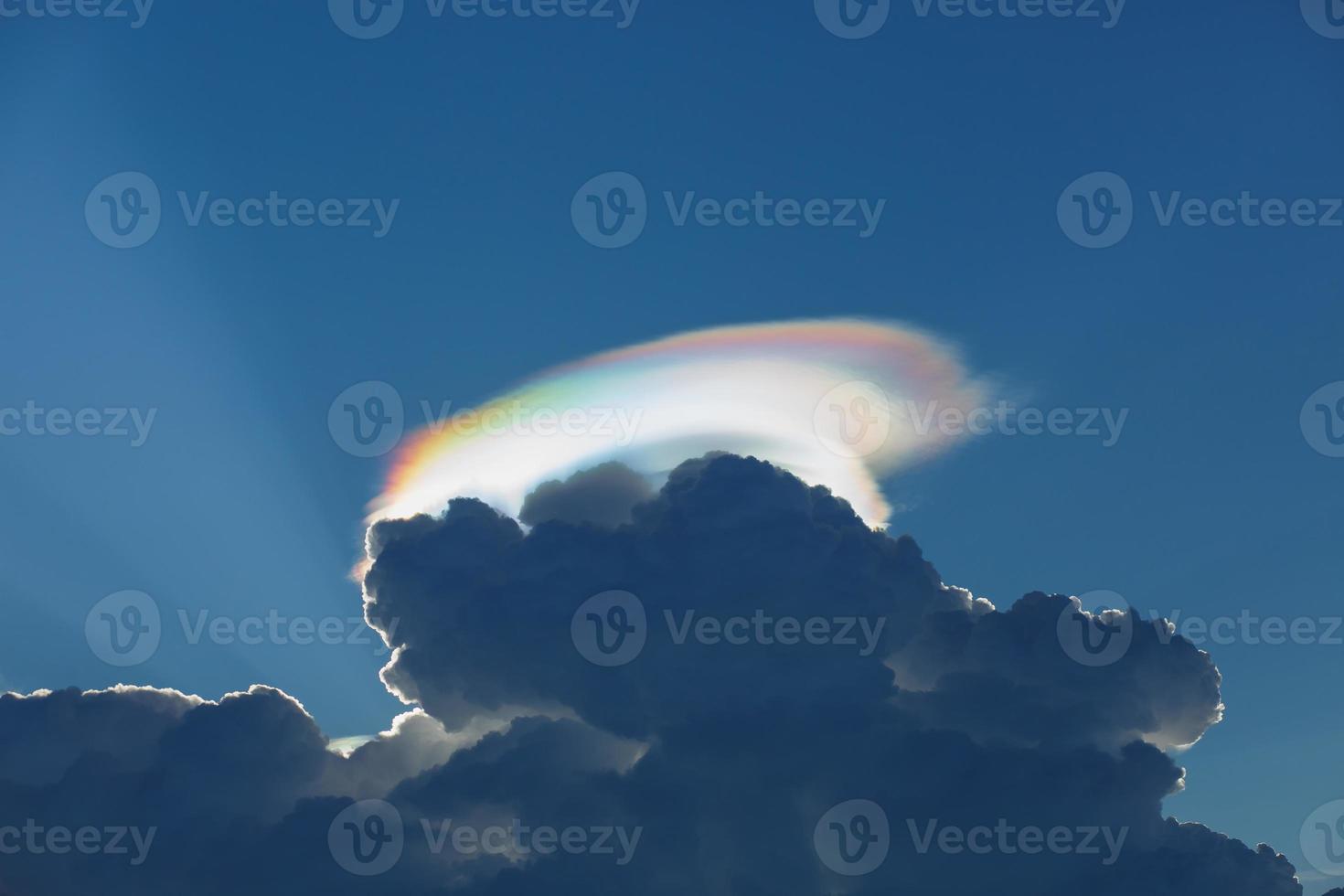 nuvens cumulonimbus com luz do arco-íris foto